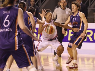 Kathy Wambe en grande forme (photo: FIBA Europe/Ros Casares Valencia) Kathy Wambe en grande forme (photo: FIBA Europe/Ros Casares Valencia)