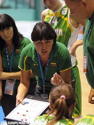 Ramune Kumpiene qui a la particularité d'être président et coach du club lituanien de Kaiepeda (photo: FIBA Europe). Ramune Kumpiene qui a la particularité d'être président et coach du club lituanien de Kaiepeda (photo: FIBA Europe).
