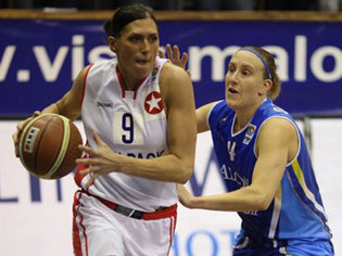 Anna Wielebnowska face à Anke De Mondt (photo: FIBA Europe.com)