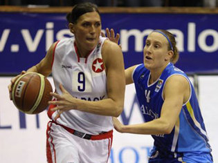 Anna Wielebnowska face à Anke De Mondt (photo: FIBA Europe.com) Anna Wielebnowska face à Anke De Mondt (photo: FIBA Europe.com)