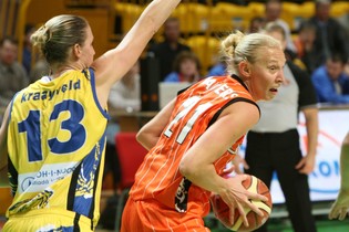 Ann Wauters a troqué son numéro 12 par le 21 à Eka (photo: basket.ugmk.com) Ann Wauters a troqué son numéro 12 par le 21 à Eka (photo: basket.ugmk.com)
