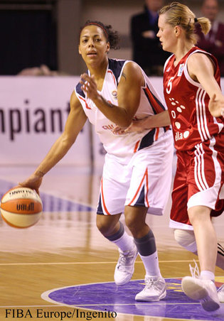 Kathy Wambe en tête du championnat italien et en 8e de finale de l'Euroligue (photo: FIBAEurope/Ingenito)