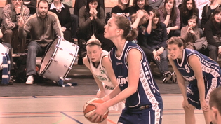 Emma Meesseman au lancer sous l'oeil de Julie Van Loo Emma Meesseman au lancer sous l'oeil de Julie Van Loo