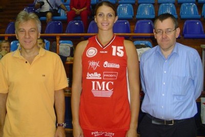 Hollie Tyler entre Marc Foucart (Coach) et Philippe Delmulle (Président)