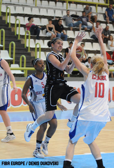 Nele Poffyn face aux Britanniques (photo: FIBA Europe/Denis Dukovski)
