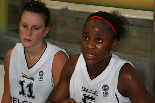 Marie Hamaide et Emmanuella Mayombo (crédit photo: www.womensbasketball-in-france.com)
