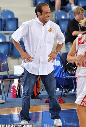 Sven Van Camp face au 3e gros morceau, slovène (photo: FIBA Europe/Viktor Rebay)