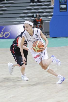 Antonia Delaere déjà à la manoeuvre avec ses coéquipières du Mondial et le reste des U16 (photo: Ann Dee Lamour) Antonia Delaere déjà à la manoeuvre avec ses coéquipières du Mondial et le reste des U16 (photo: Ann Dee Lamour)