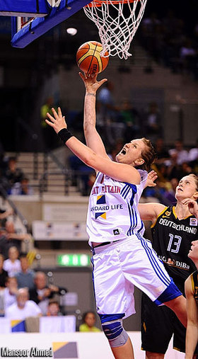 Julie Page (18pts, 10 rbds jeudi) qualifie la Grande-Bretagne pour l'Euro et sans doute les JO de Londres (photo: FIBA Europe/Mansoor Ahmed) Julie Page (18pts, 10 rbds jeudi) qualifie la Grande-Bretagne pour l'Euro et sans doute les JO de Londres (photo: FIBA Europe/Mansoor Ahmed)
