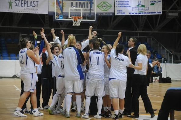 Szeged Sievep fête la victoire après prolongation contre Sopron (photo: delmagyar.hu) Szeged Sievep fête la victoire après prolongation contre Sopron (photo: delmagyar.hu)