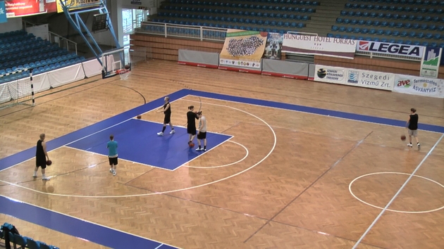 Entraînement avec la première moitié du groupe dans la belle salle du complexe omnisports de Szeged