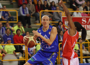 Anke De Mondt au sommet de la Liga (photo: perfumeriasavenidabaloncesto.com) Anke De Mondt au sommet de la Liga (photo: perfumeriasavenidabaloncesto.com)