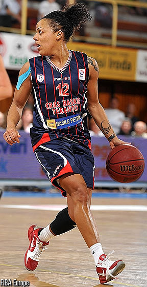 L'aventure se poursuit pour Kathy Wambe et Taranto (photo: FIBA Europe.com) L'aventure se poursuit pour Kathy Wambe et Taranto (photo: FIBA Europe.com)