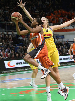 Deux Françaises (dont Sandrine Gruda) et 3 Espagnoles (photo: FIBA Europe) Deux Françaises (dont Sandrine Gruda) et 3 Espagnoles (photo: FIBA Europe)