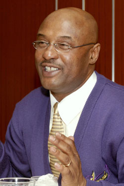 Joe Bryant retourne chez les Sparks (photo: Japantime.com) Joe Bryant retourne chez les Sparks (photo: Japantime.com)