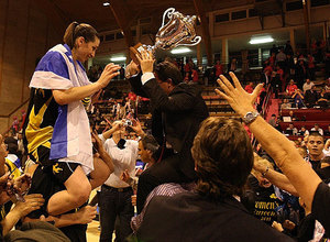 A Ramla le trophée (photo: FIBAEurope.com)