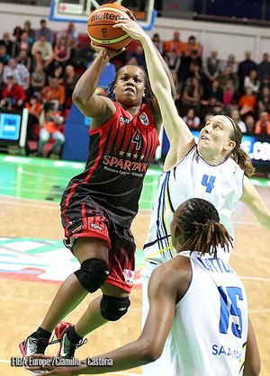 Anke De Mondt sur le toit de l'Europe  (photo: FIBA Europe/Ciamilo-Castoria)