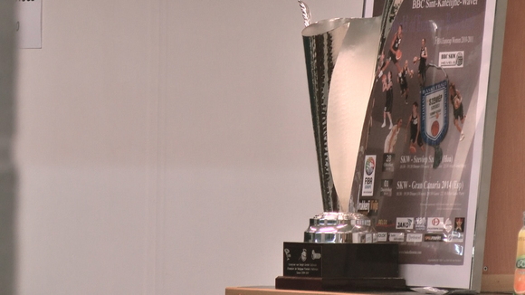 Le trophée du Champion remis en jeu Le trophée du Champion remis en jeu