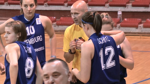 Cathy Schmit (8), Laure Diederich (10), Liz Schmitz (12) autour de Mariusz Dziurdzia Cathy Schmit (8), Laure Diederich (10), Liz Schmitz (12) autour de Mariusz Dziurdzia