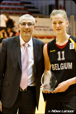 Emma Meesseman, MVP du match, avec le président de la Ligue féminine française, Thierry Balestrière (photo: Ann Dee Lamour) Emma Meesseman, MVP du match, avec le président de la Ligue féminine française, Thierry Balestrière (photo: Ann Dee Lamour)