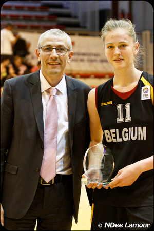 Emma Meesseman, MVP du match, avec le président de la Ligue féminine française, Thierry Balestrière (photo: Ann Dee Lamour)