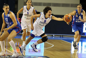 Toute la rage de Giorgia Sottana qui dépasse Ana Dabovic (13) (photo: FIBA Europe/Ciamilo-Castoria)