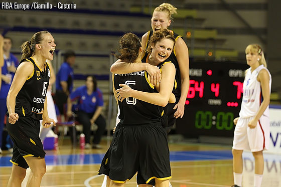 Romy Bär peut se jeter dans les bras d'Anne Breitreiner, elles ont été les deux moteurs allemands sous les yeux de Sarah Austmann (à gauche) et Lisa Koop Romy Bär peut se jeter dans les bras d'Anne Breitreiner, elles ont été les deux moteurs allemands sous les yeux de Sarah Austmann (à gauche) et Lisa Koop