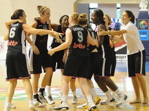 La joie des Belges après la victoire contre l'Estonie (photo: FIBA Europe / DENIS DUKOVSKI)