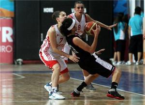 Hind Ben Abdelkaer (15pts) se sort des griffes croates (photo: trabzon2001.org)