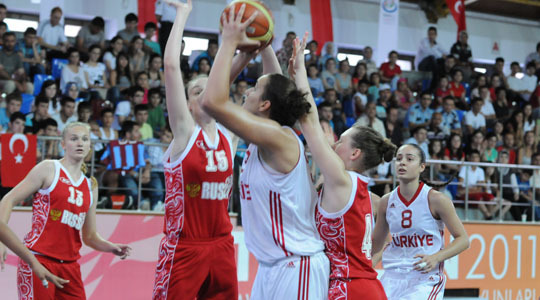 La Russie a battu la Turquie (71-45) pour la médaille de bronze (photo: tbf.org.tr)