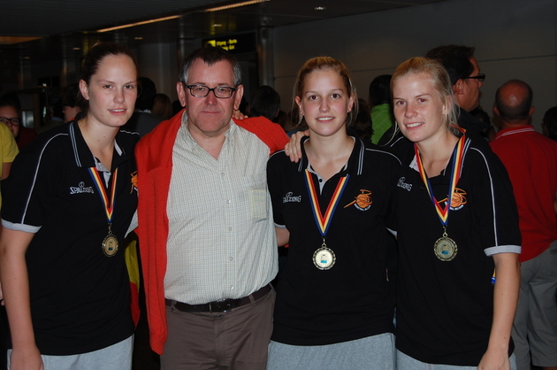 Lien Delmulle, Liza Biebuyck et Julie Vanloo, championnes de Belgique et d'Europe U18, entourant leur président, Philippe Delmulle (photo: V. Biebuyck)