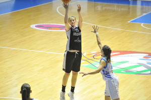 Kyara Linskens, 10 rebonds contre les Russes, la Belgique prend de la hauteur (photo: FIBA Europe/Michele Gregolin)