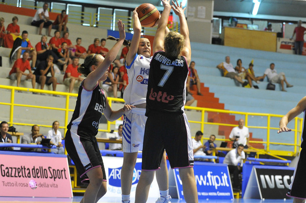 Que ce soit contre la Grèce ou la Russie mardi, avec An-Katrien Nauwelaers & cie, on ne passe pas ! (photo: FIBA Europe/Castoria/Gregolin)