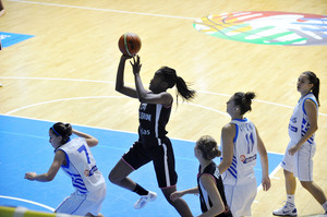 Isabelle Medjo s'envole vers les quarts (Photo: FIBA Europe/Michele Gregolin)
