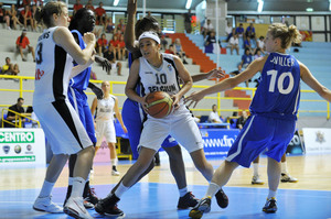 Face à la taille française (2 filles seulement en-dessous 1m81), il a fallu s'adapter (photo: FIBA Europe/Castoria/Michele Gregelin) Face à la taille française (2 filles seulement en-dessous 1m81), il a fallu s'adapter (photo: FIBA Europe/Castoria/Michele Gregelin)