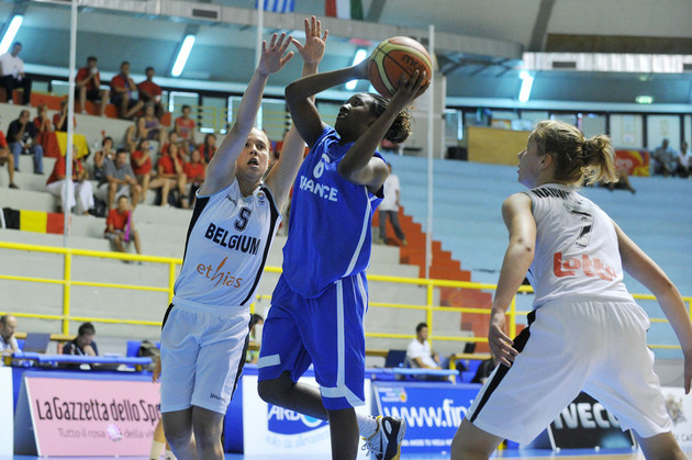 Julie Allemand à gauche, An-Katrien Nauwelaers à droite en demi-finale de l'Euro !  (photo: FIBA Europe/Castoria/Michele Gregelin)