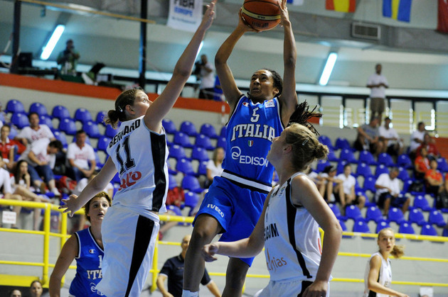 Sur les 50 rebonds belges, Axelle Bernard en prend encore 12, An-Katrien Nauwelaers 9 ! (photo: FIBA Europe / Castoria/ Gregolin)