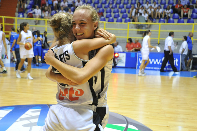 Julie Allemand dans les bras d'Anneleen De Baets (photo: FIBA Europe / Castoria/ Gregolin)