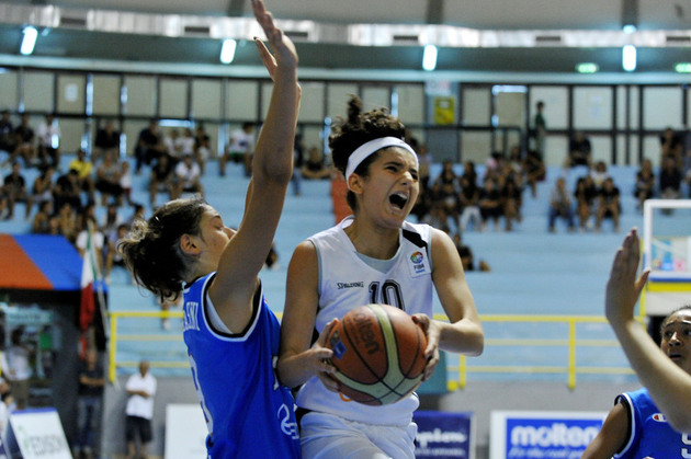 Toute la détermination d'Hind Ben Abdelkader (photo: FIBA Europe / Castoria/ Gregolin) Toute la détermination d'Hind Ben Abdelkader (photo: FIBA Europe / Castoria/ Gregolin)