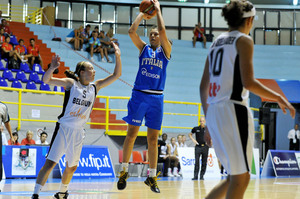 Julie Allemand a du se farcir Zandalasini qui s'en souviendra (photo: FIBA Europe/Castoria / Gregolin)