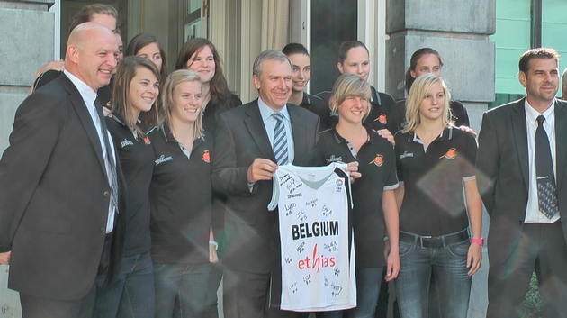 Les U18 reçues au Lambermont par le Premier ministre, Yves Leterme