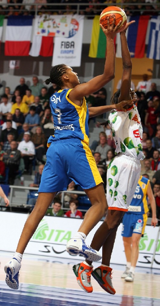Sandrine Gruda, l'une des plus belles promesses européennes (FIBA Europe/Ciamillo-Castoria) Sandrine Gruda, l'une des plus belles promesses européennes (FIBA Europe/Ciamillo-Castoria)