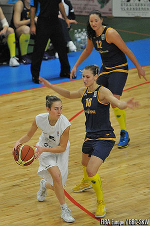 La jeune Aline Verelst face à Alexandra Stolyar (10) et Olesyia Malashenko (12) (photo: FIBA Europe/SKW) La jeune Aline Verelst face à Alexandra Stolyar (10) et Olesyia Malashenko (12) (photo: FIBA Europe/SKW)