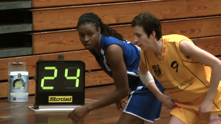Latoya Drake (Crack Blue Cats Ieper) avec Natalia Grishina (Castors Braine) Latoya Drake (Crack Blue Cats Ieper) avec Natalia Grishina (Castors Braine)