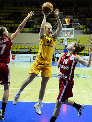 Elena Volkova entre Jasmina Rosseel et Antonia Delaere (photo: FIBA Europe/Chevakata) Elena Volkova entre Jasmina Rosseel et Antonia Delaere (photo: FIBA Europe/Chevakata)
