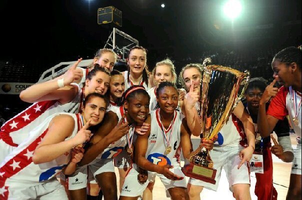 Hatty Nawezhi remporte la Coupe de France (photo: Bellenger/FFBB) Hatty Nawezhi remporte la Coupe de France (photo: Bellenger/FFBB)