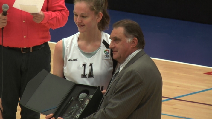 Emma Meesseman a reçu son trophée de joueuse belge de l'année Het Nieuwsblad par le président de la fédération belge (FRBB) et vice-président de la FIBA Europe, Cyril coomans. Emma Meesseman a reçu son trophée de joueuse belge de l'année Het Nieuwsblad par le président de la fédération belge (FRBB) et vice-président de la FIBA Europe, Cyril coomans.