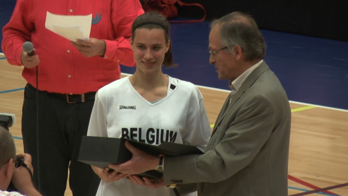 Antonia Delaere a reçu son prix d'Espoir belge de l'année Het Nieuwsblad des mains du président de la VBL, Adri Welvaarts Antonia Delaere a reçu son prix d'Espoir belge de l'année Het Nieuwsblad des mains du président de la VBL, Adri Welvaarts