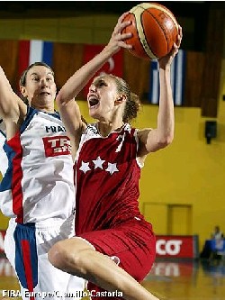 Zane Teilane, meilleure rebondeuse de son équipe (FibaEurope/Ciamilo-Castoria) Zane Teilane, meilleure rebondeuse de son équipe (FibaEurope/Ciamilo-Castoria)