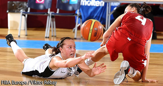 Julie Allemand s'est mise à plat ventre pour offrir une première victoire belge (photo: FIBA Europe/Viktor Rebay)